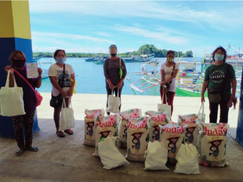  Meloy Fund partners distribute aid kits to sites in Mamburao (Philippines). Photo credits: Meloy Fund
